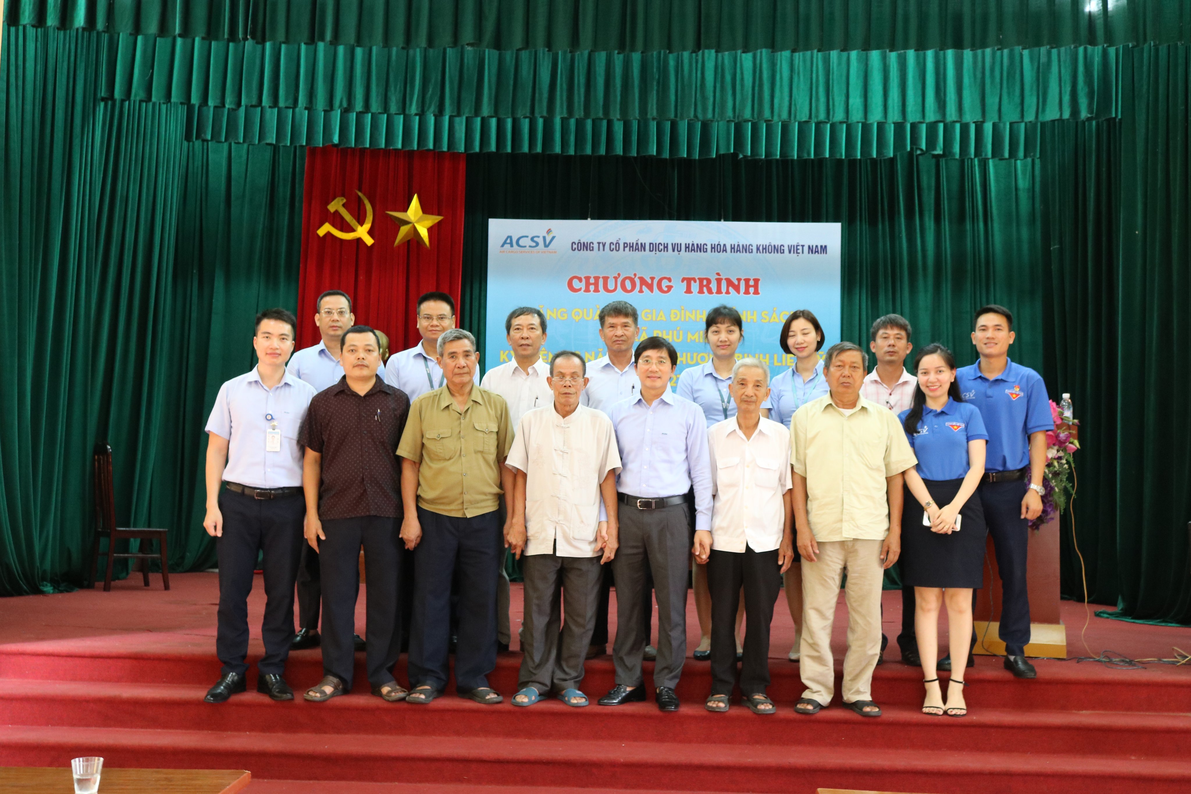 Hoạt động tri ân tặng quà các gia đình chính sách tại xã phú minh kỷ niệm 72 năm ngày thương binh liệt sỹ